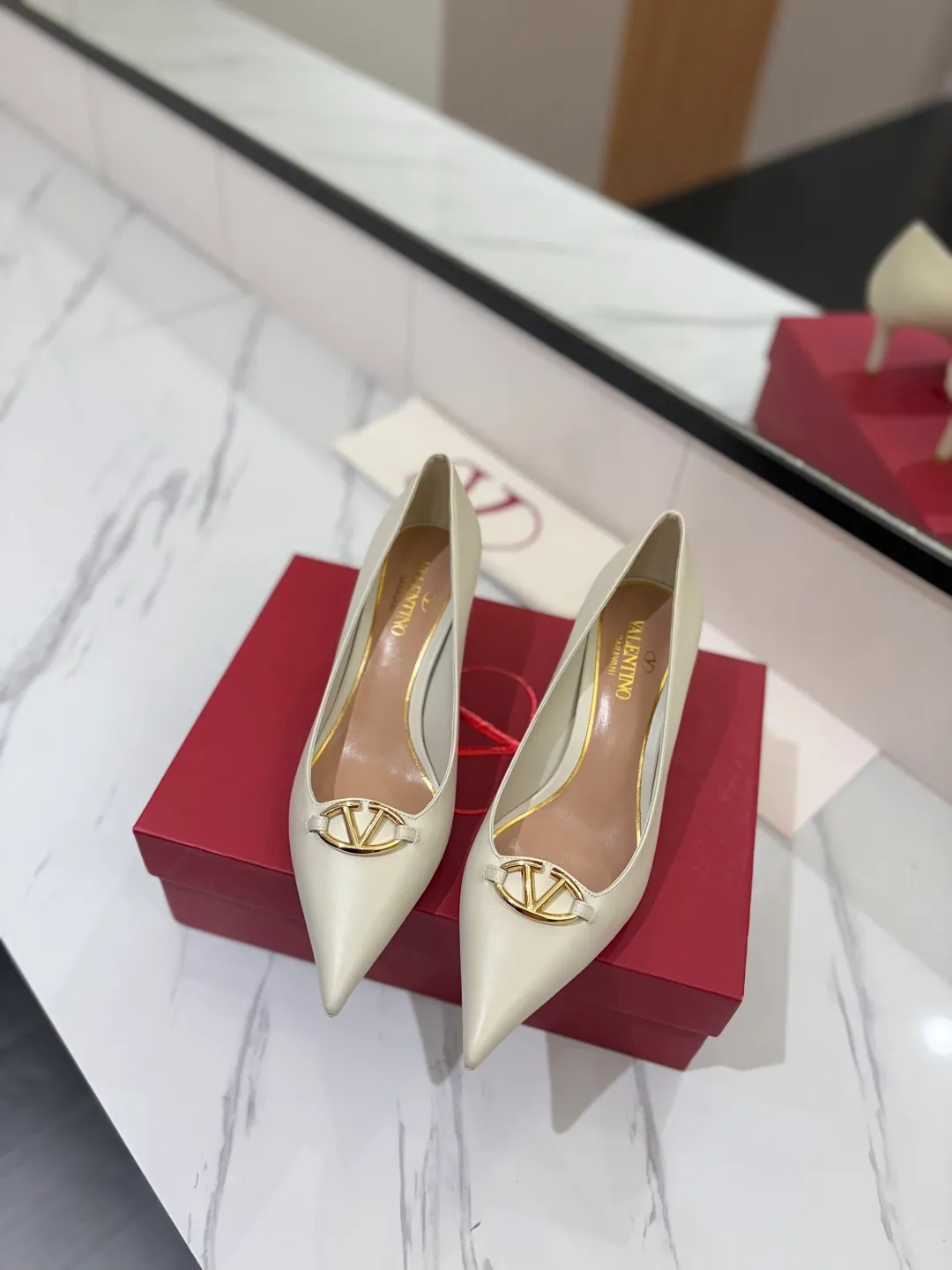 💕💕Factory direct selling price p520💕💕 VALENTINO’s hottest new high-heeled shoes, latest logo buckle, perfect combination with sexy pointed toe❤️‍🔥❤️‍🔥❤️‍🔥❤️‍🔥It is simply the pinnacle of summer fashion💖💖💖💖original replica Upper: patent leather, subleather Outsole: Italian leather outsole Heel height: 6.5cm Size: 35-39 (40 41 42 customized, non-refundable and non-exchangeable)